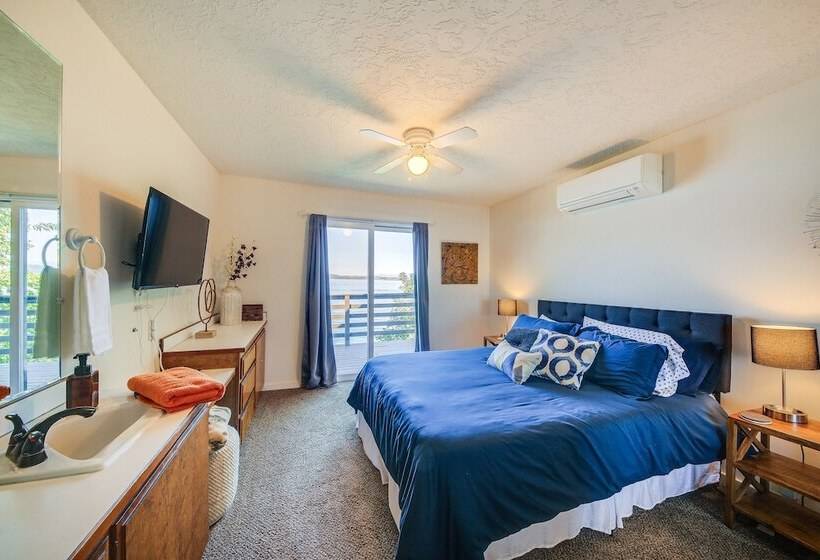 Waterfront Sagle Retreat W/ Hot Tub & Fireplace