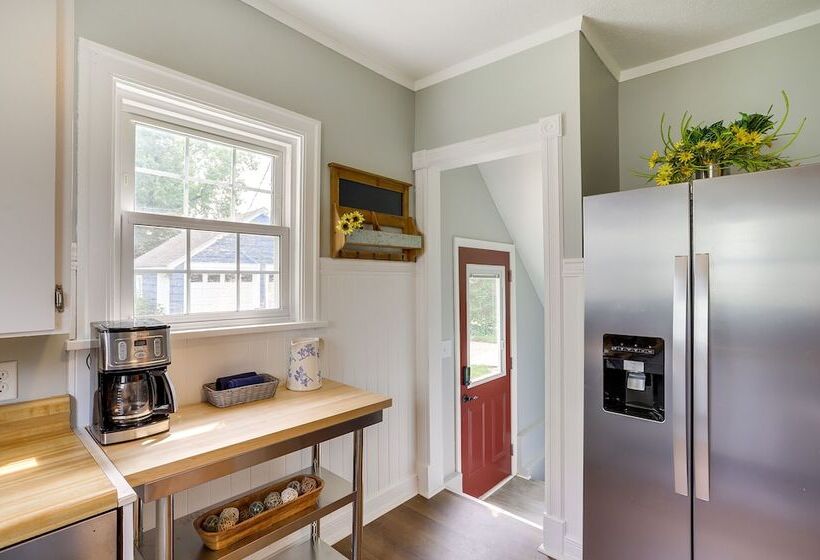 Charming South Bend Retreat ~ 1 Mi To Notre Dame!