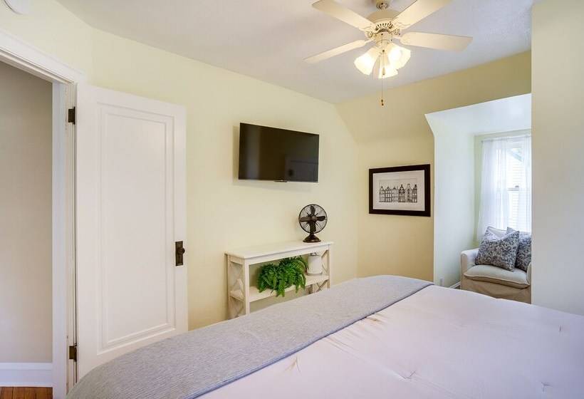 Charming South Bend Retreat ~ 1 Mi To Notre Dame!