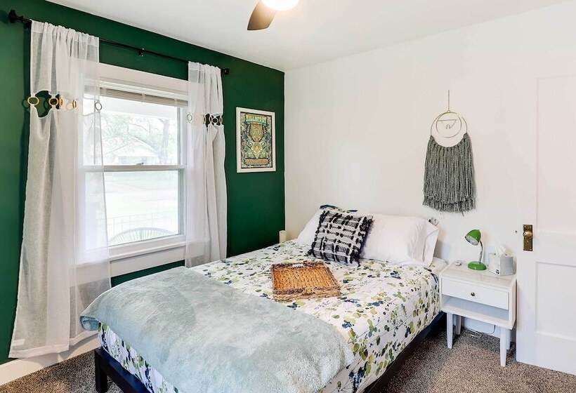 Charming Wichita Home 2 Mi To Downtown!