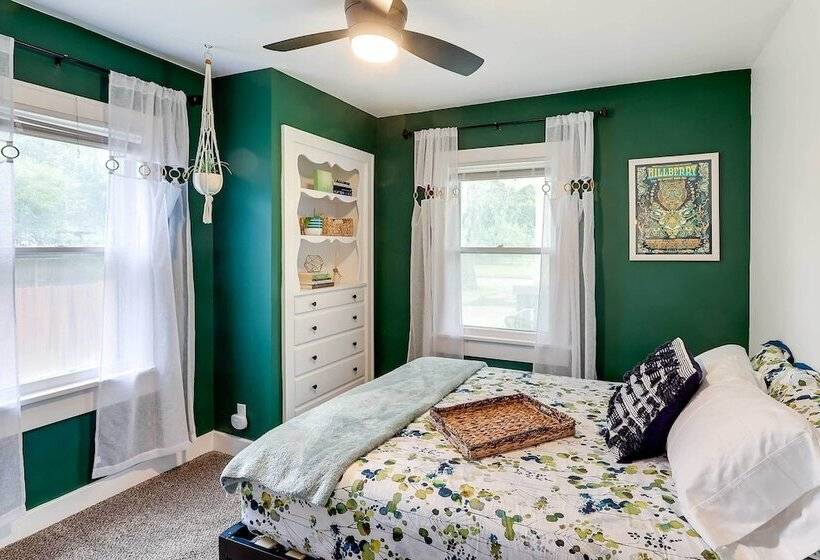 Charming Wichita Home 2 Mi To Downtown!