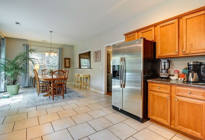 Charming Wilmington Home W/ Patio ~ 7 Mi To Beach!