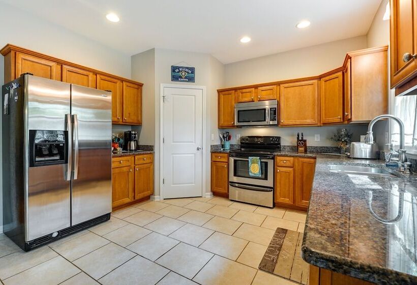 Charming Wilmington Home W/ Patio ~ 7 Mi To Beach!