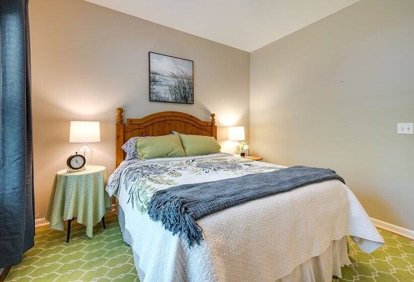 Charming Wilmington Home W/ Patio ~ 7 Mi To Beach!