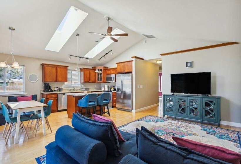 Cheery Tacoma Vacation Rental: 7 Mi To Owen Beach!
