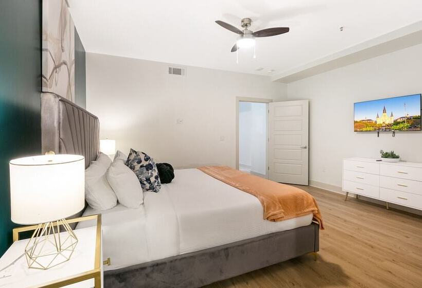 Chic 4bed Oasis Steps From French Quarter Magic!