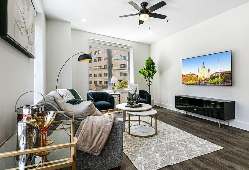 Chic 4br Condo In California Building