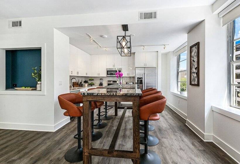 Chic 4br Condo In California Building