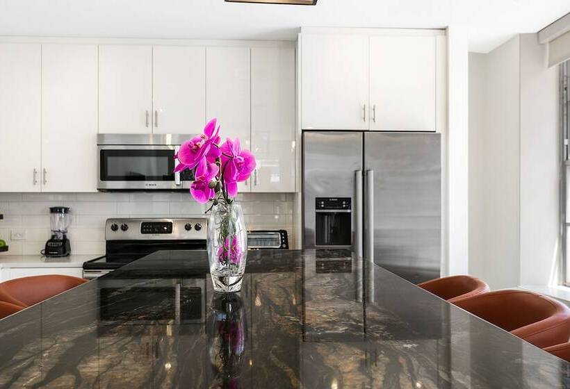 Chic 4br Condo In California Building