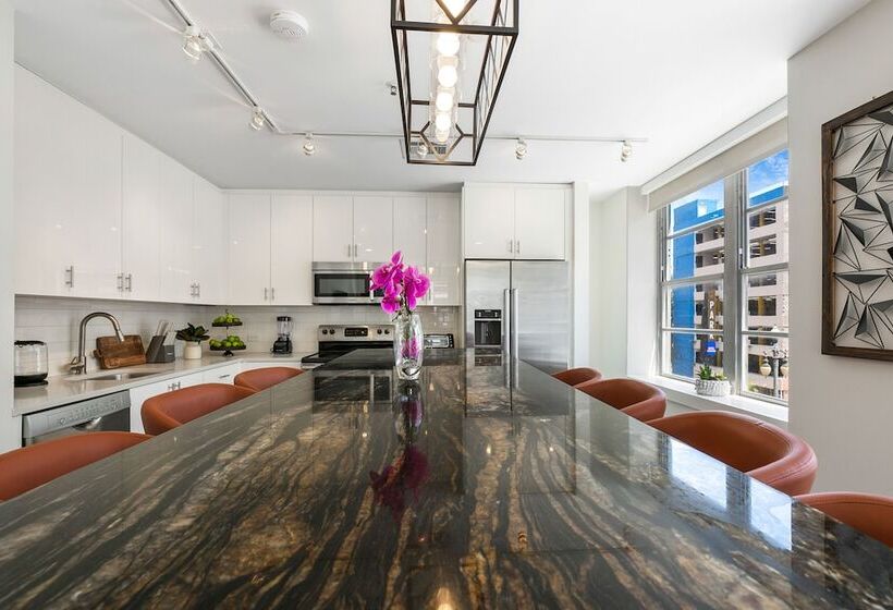 Chic 4br Condo In California Building