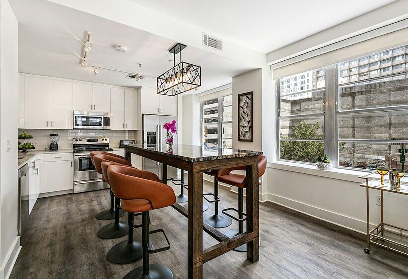 Chic 4br Condo In California Building