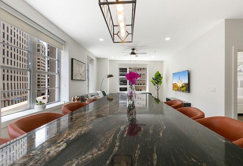 Chic 4br Condo In California Building