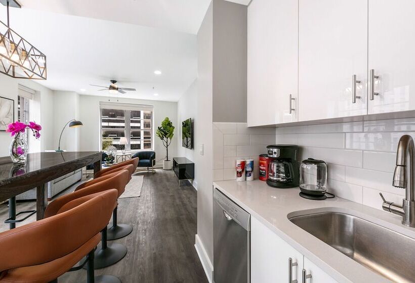 Chic 4br Condo In California Building