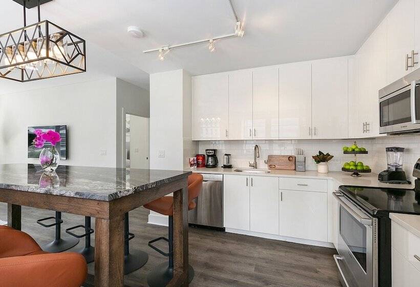 Chic 4br Condo In California Building