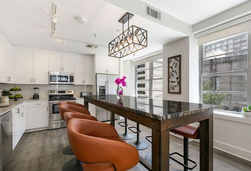 Chic 4br Condo In California Building