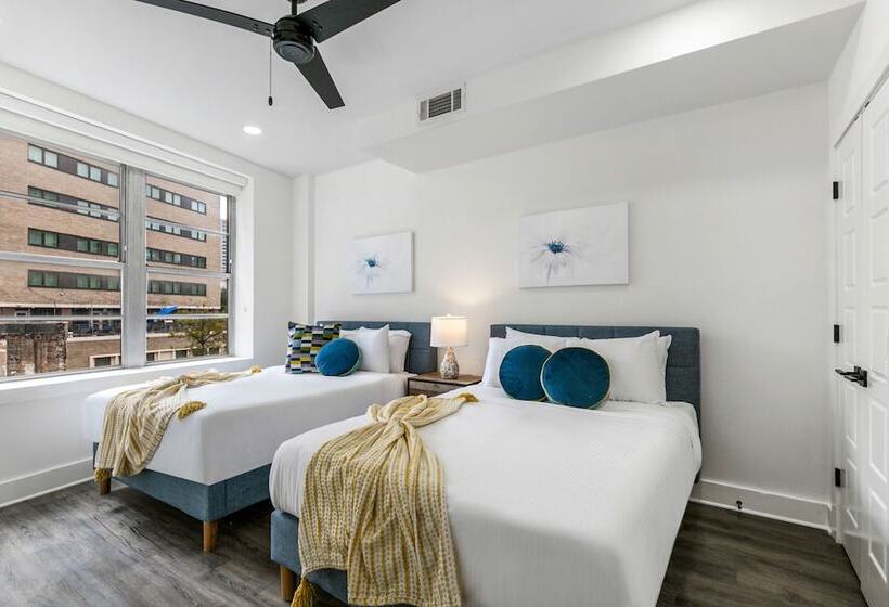 Chic 4br Condo In California Building