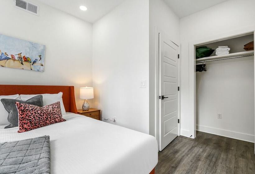 Chic 4br Condo In California Building