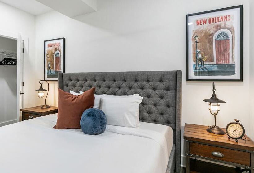 Chic 4br Condo In California Building