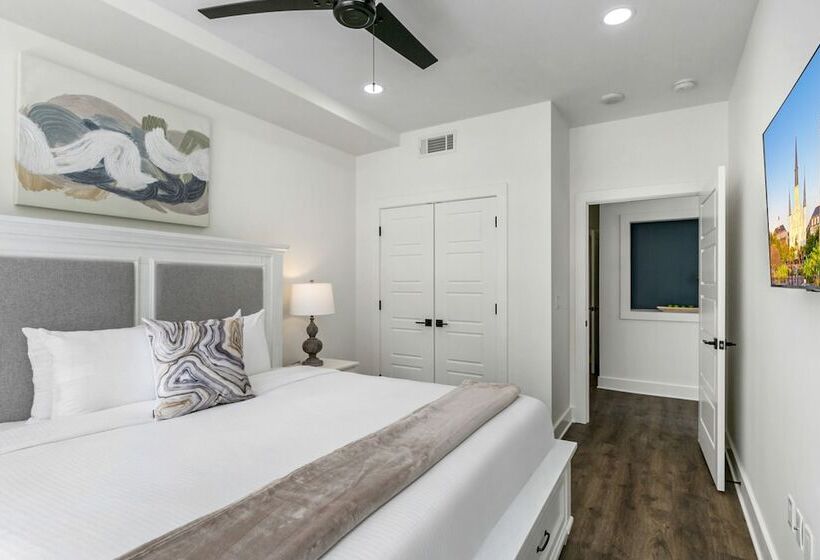 Chic 4br Condo In California Building