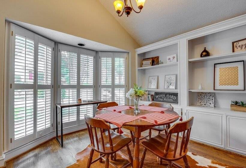 Chic Atlanta Retreat W/ Patio & Outdoor Dining!