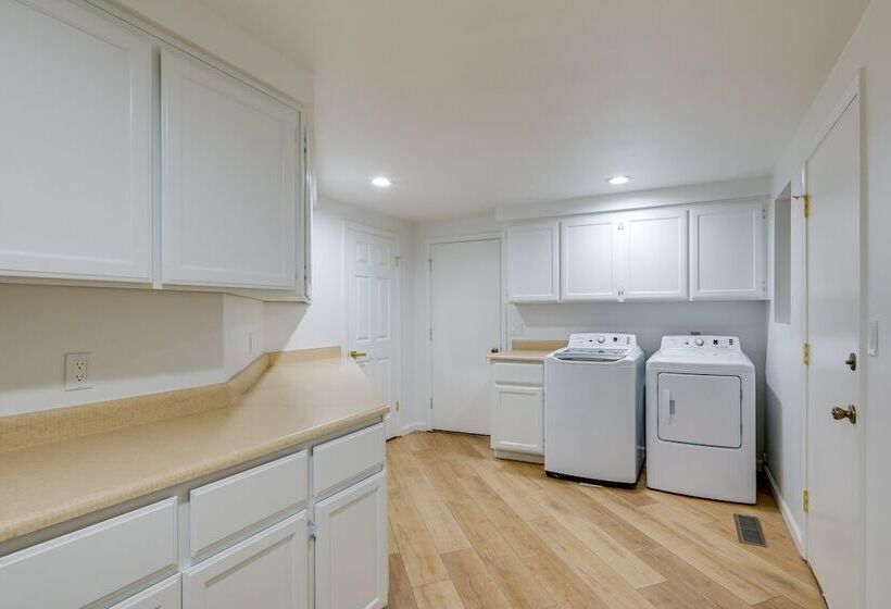 Chic Flagstaff Retreat W/ Fireplace & Patio!