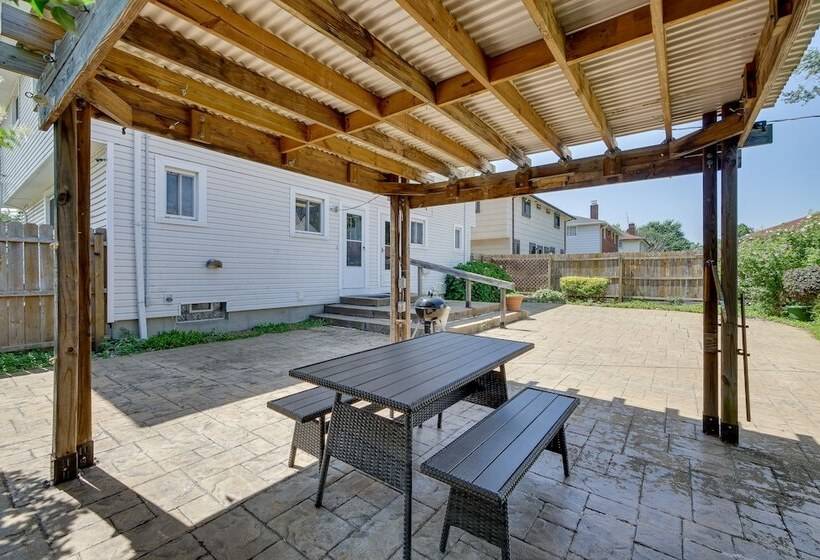 Cleveland Vacation Rental: Minutes To Downtown!