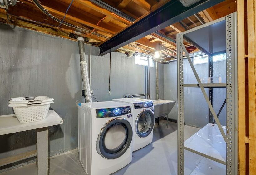 Cleveland Vacation Rental: Minutes To Downtown!