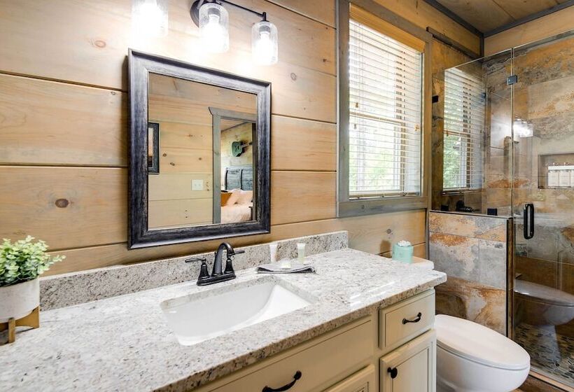 Cobbly Nob Resort Cabin: Hot Tub, Pool & Views!