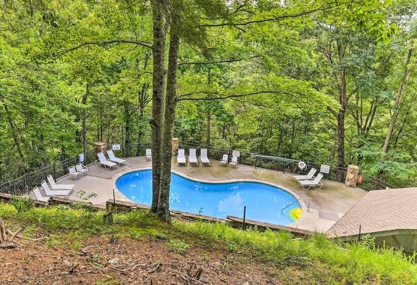 Cobbly Nob Resort Cabin: Hot Tub, Pool & Views!