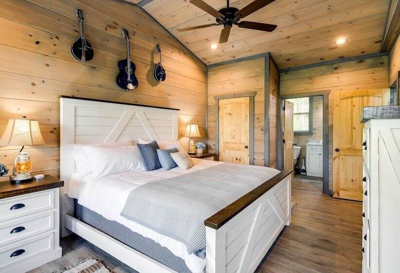 Cobbly Nob Resort Cabin: Hot Tub, Pool & Views!