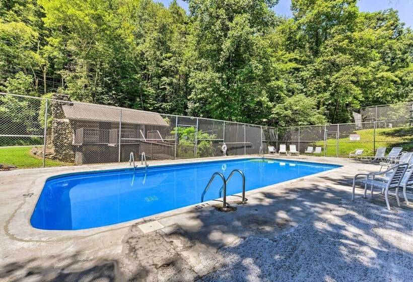 Cobbly Nob Resort Cabin: Hot Tub, Pool & Views!