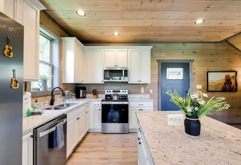 Cobbly Nob Resort Cabin: Hot Tub, Pool & Views!