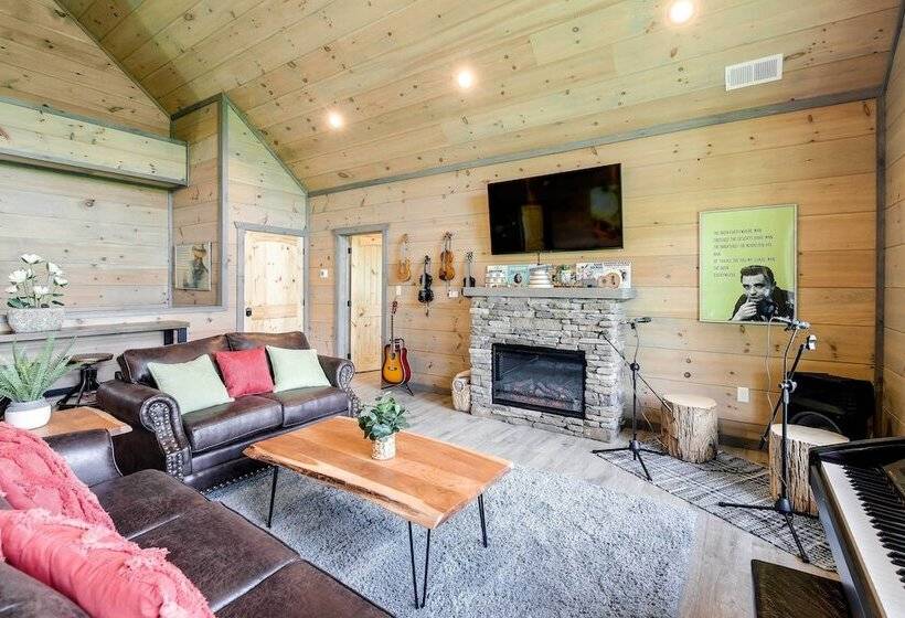 Cobbly Nob Resort Cabin: Hot Tub, Pool & Views!