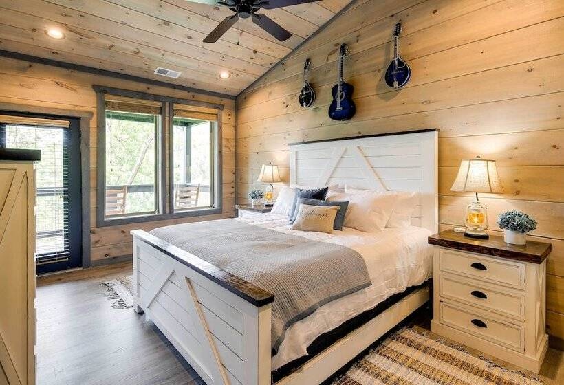 Cobbly Nob Resort Cabin: Hot Tub, Pool & Views!