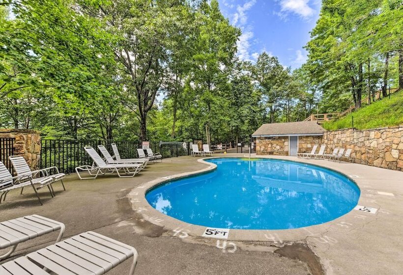 Cobbly Nob Resort Cabin: Hot Tub, Pool & Views!