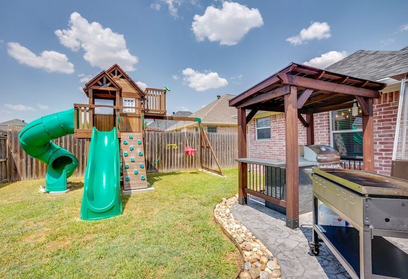 College Station Home W/ Yard ~ 4 Mi To Texas A & M