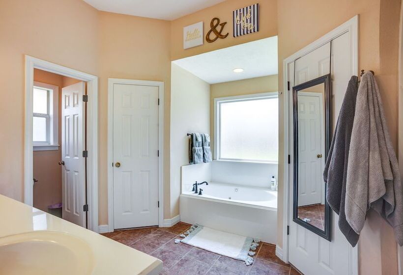 College Station Home W/ Yard ~ 4 Mi To Texas A & M