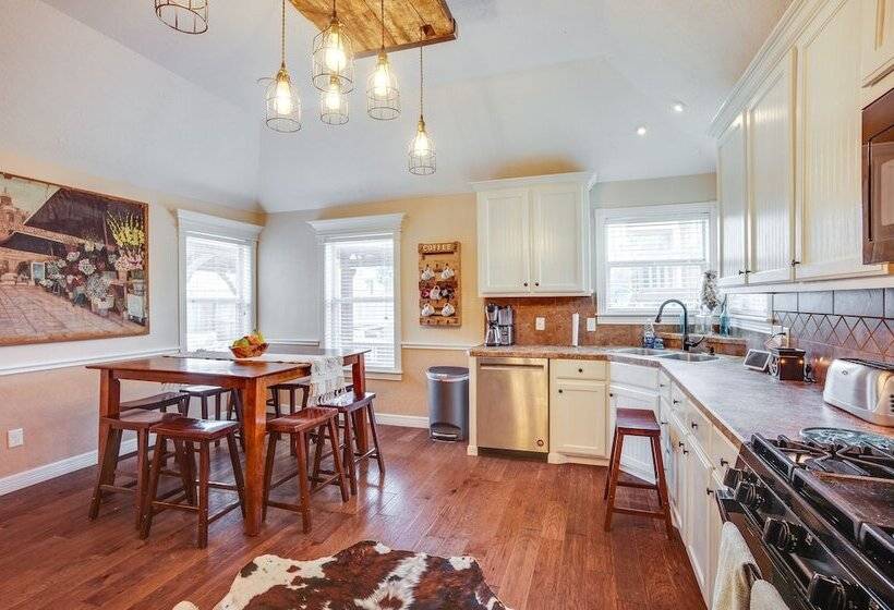 College Station Home W/ Yard ~ 4 Mi To Texas A & M