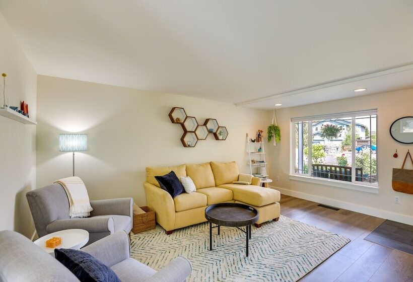 Colorful Bend Home W/ Yard & Fire Pit!