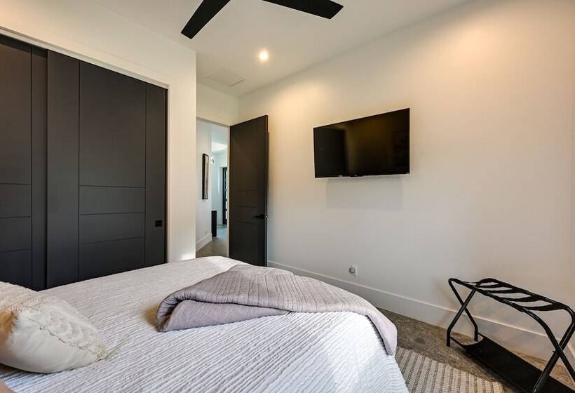 Contemporary Naples Home W/ Outdoor Kitchen & Pool