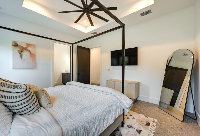 Contemporary Naples Home W/ Outdoor Kitchen & Pool