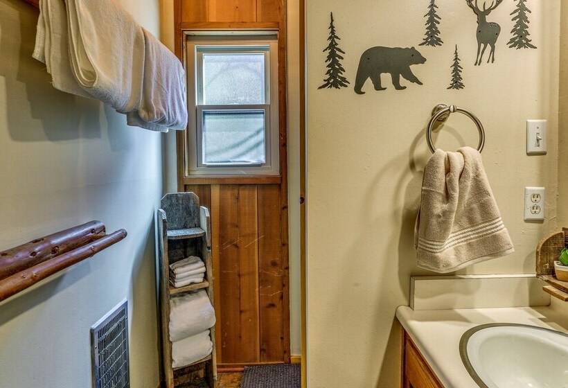 3 Mi To Shaver Lake: Cozy  Bears Hideaway  Cabin!