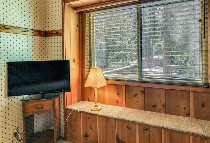 3 Mi To Shaver Lake: Cozy  Bears Hideaway  Cabin!
