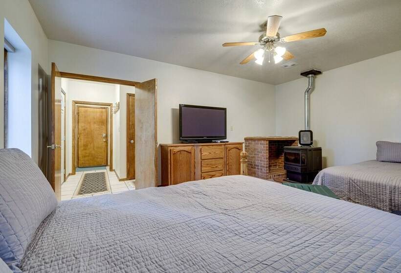 Cozy Cabin W/ Deck & Fireplace In Beaver!