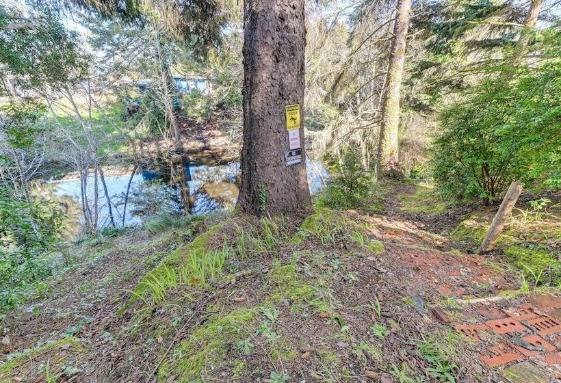 On Site Creek & Fishing: Cozy Coos Bay Retreat!