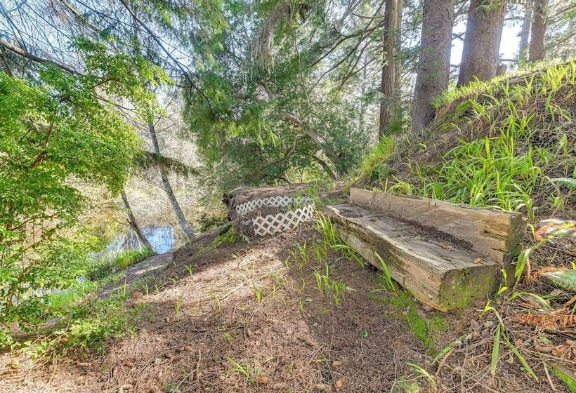 On Site Creek & Fishing: Cozy Coos Bay Retreat!