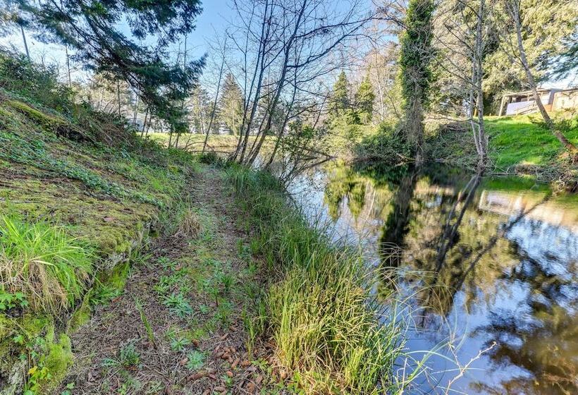 On Site Creek & Fishing: Cozy Coos Bay Retreat!