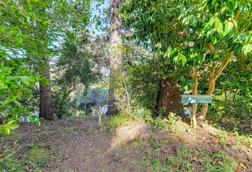 On Site Creek & Fishing: Cozy Coos Bay Retreat!