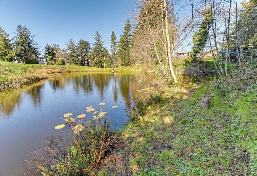 On Site Creek & Fishing: Cozy Coos Bay Retreat!