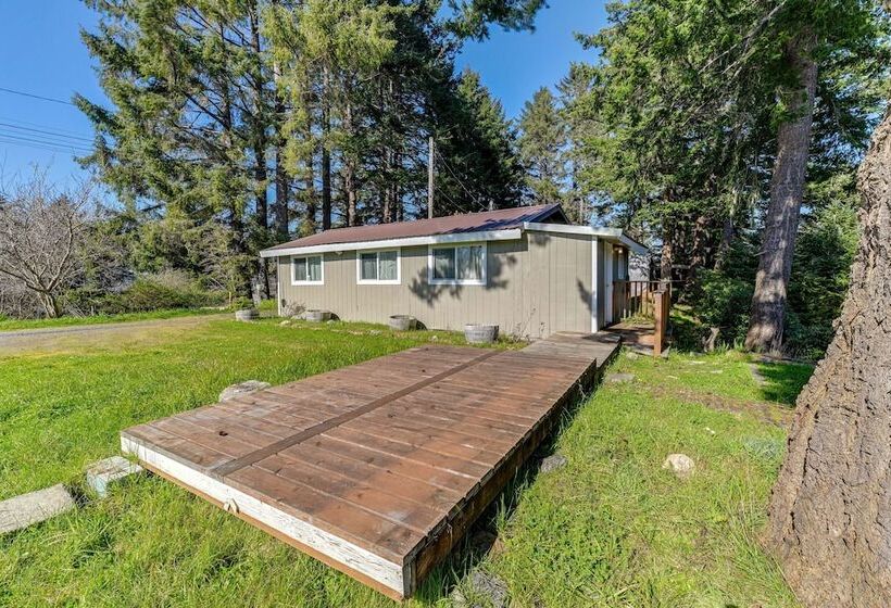 On Site Creek & Fishing: Cozy Coos Bay Retreat!